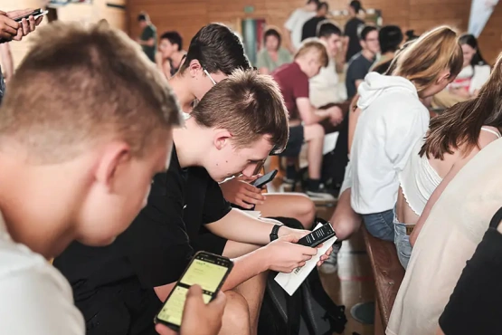 Oberstufenschüler des Johann-Gottfried-Herder-Gymnasiums in Pirna registrieren sich in ihre Smartphones als Stammzellspender:in
