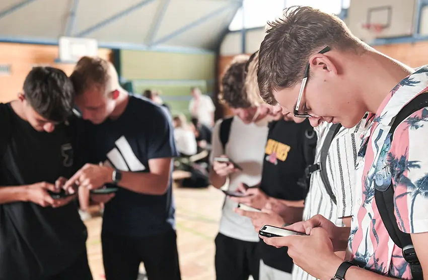 Schüler der 11. und 12. Klassen des Johann-Gottfried-Herder-Gymnasiums in Pirna registrieren sich als Stammzellspender auf ihren Smartphones