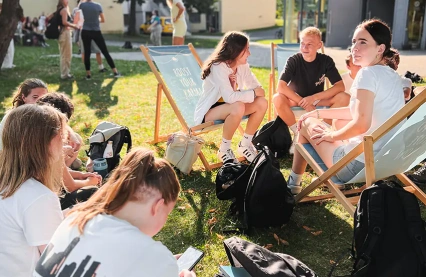Schülerinnen und Schüler entspannen sich im Freien auf dem Campus des Johann-Gottfried-Herder-Gymnasiums in Pirna während einer aufklärenden Typisierungsaktion als Stammzellspender:innen