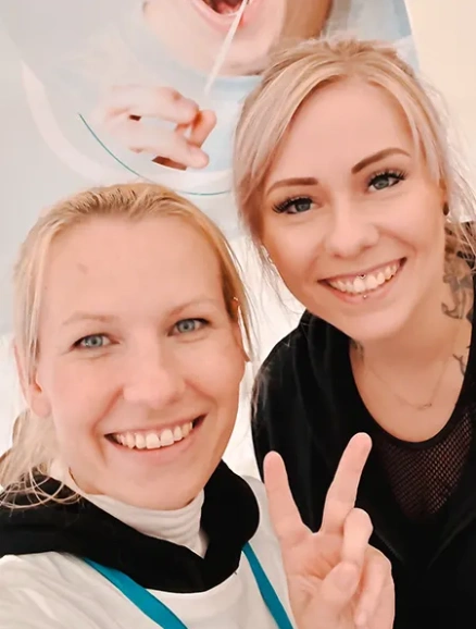 Katja vom VKS und die Stammzellspenderin Maria beim Bundesfinale der Soccer Liga auf Rügen, die mit positiver Energie den Workshop unterstützen