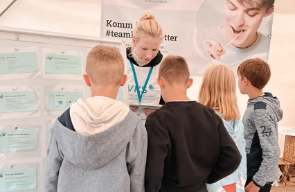 Katja vom VKS erklärt jungen Zuhörern den Prozess der Stammzellspende am Bundesfinale der Soccer Liga auf Rügen, wobei das Interesse der nächsten Generation für lebensrettende Maßnahmen geweckt wird