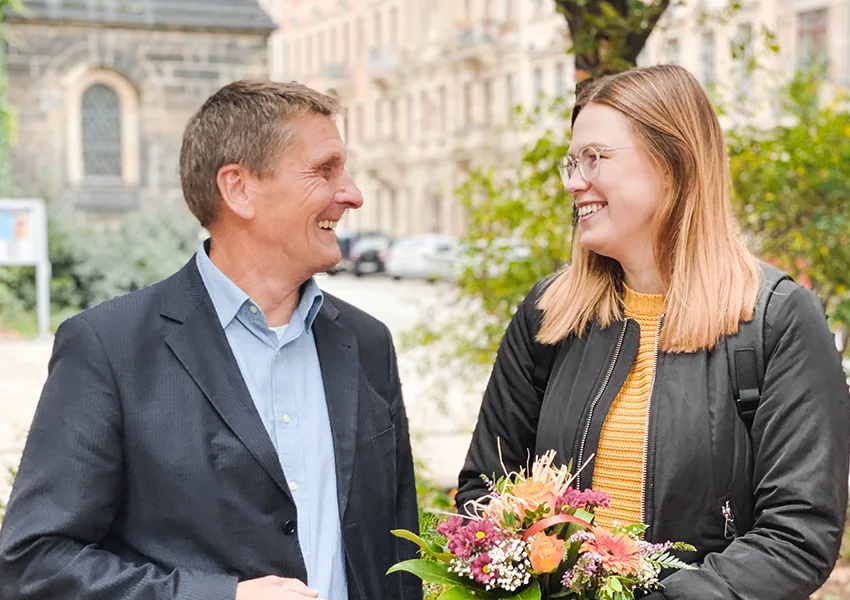 Stammzellspenderin Melanie trifft ihren genetischen Zwilling Michael zum ersten Mal. Es ist ein magischer Moment. Sie strahlen sich beide voller Freude an. 