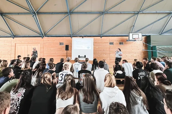 Engagierte Schüler der Oberstufe des Johann-Gottfried-Herder-Gymnasiums in Pirna lauschen aufmerksam einer Präsentation über die Wichtigkeit der Typisierung und Stammzellspende in der schuleigenen Sporthalle