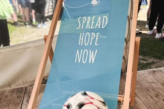 Einladender Liegestuhl des VKS mit der Botschaft 'Spread Hope Now' auf dem Bundesfinale der Soccer Liga auf Rügen
