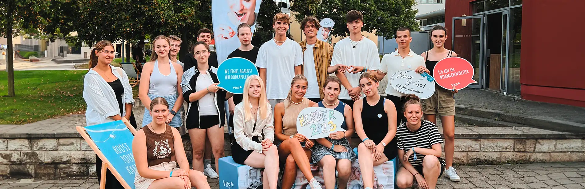 Gruppenfoto von Schülern des Johann-Gottfried-Herder-Gymnasiums in Pirna, die sich für die Typisierungsaktion engagieren, um Bewusstsein für Blutkrebs zu schaffen